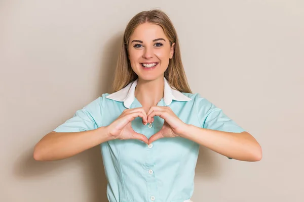 Portrait Infirmière Médicale Montrant Forme Cœur Avec Les Mains — Photo