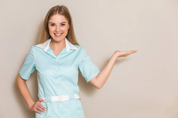 Retrato Enfermera Médica Mostrando Palma Mano — Foto de Stock