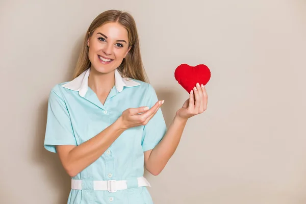 Retrato Enfermera Médica Sosteniendo Corazón Rojo —  Fotos de Stock