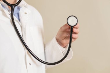 Stetoskop tutan erkek doktor resmi.