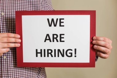 Elinde kağıt tutan bir adam resmi işe aldığımız metinlerle..