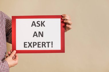 Kağıt tutan adamın resmi Bir uzmana sorun