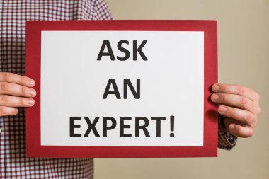 Kağıt tutan adamın resmi Bir uzmana sorun