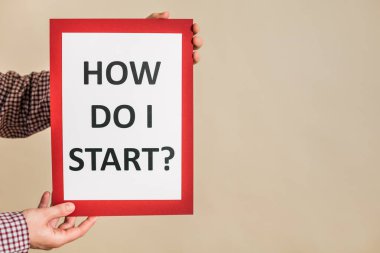 Elinde kağıt olan bir adam resmi. Nasıl başlarım?.