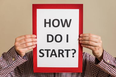 Elinde kağıt olan bir adam resmi. Nasıl başlarım?.