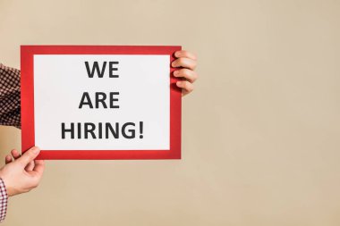 Elinde kağıt tutan bir adam resmi işe aldığımız metinlerle..