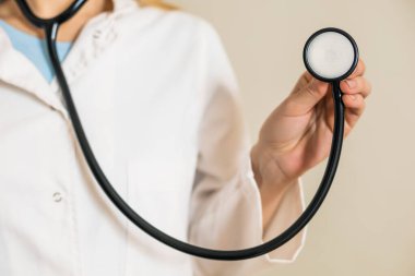 Stetoskop tutan kadın doktor..