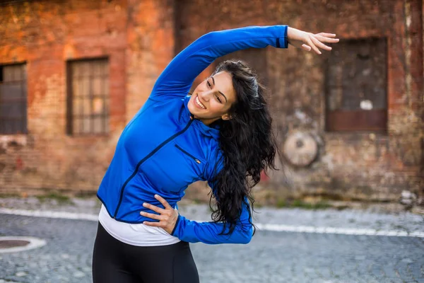 Hermosa Mujer Disfruta Haciendo Ejercicio Aire Libre — Foto de Stock