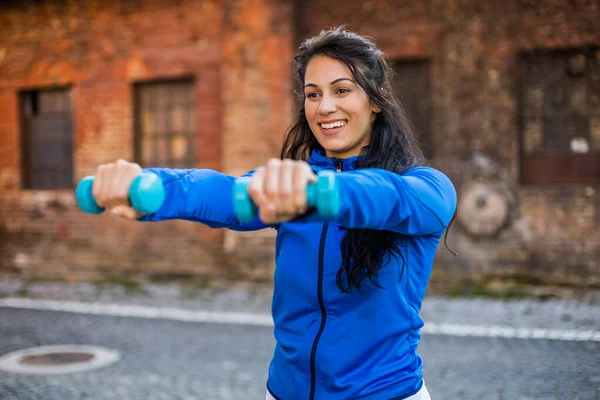 Vacker Kvinna Som Tränar Utomhus Med Vikter Utomhus — Stockfoto