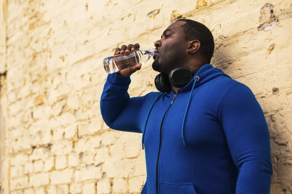 Uomo Sportivo Acqua Potabile All Aperto — Foto Stock