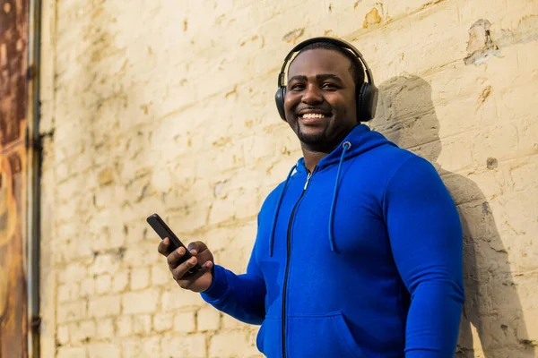 Homem Desportivo Com Fones Ouvido Usando Telefone Celular Livre — Fotografia de Stock