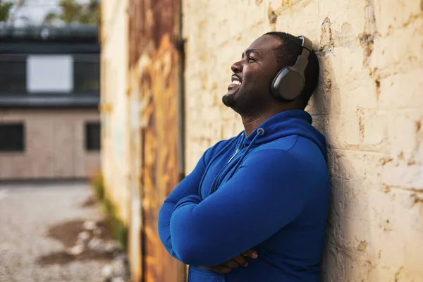 Sporty Man Headphones Enjoys Listening Music Outdoor — Stockfoto