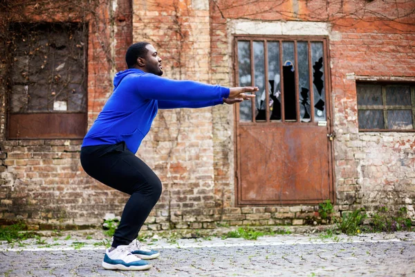 Sportowy Człowiek Cieszy Się Ćwiczenia Świeżym Powietrzu — Zdjęcie stockowe