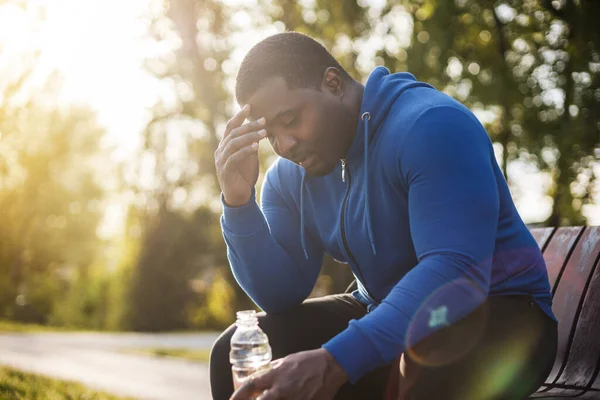 Uitgeputte Man Het Sporten Water Drinken Terwijl Hij Bank Zit — Stockfoto