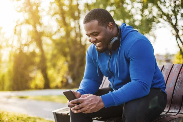 Man Headphones Using Mobile Phone While Resting Exercise Bench — Φωτογραφία Αρχείου