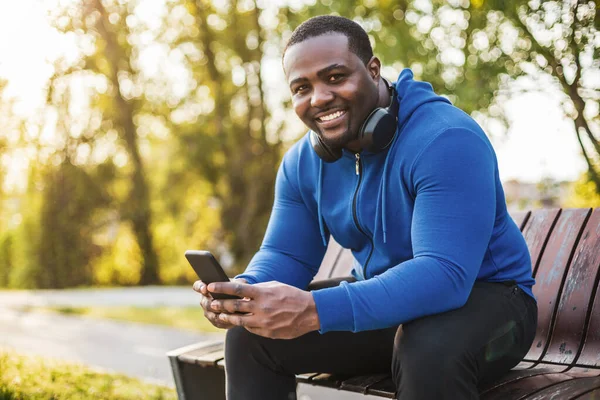 Man Headphones Using Mobile Phone While Resting Exercise Bench — Φωτογραφία Αρχείου