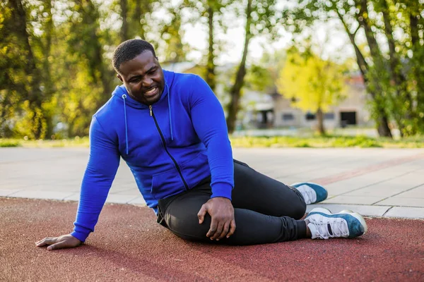 Homem Tem Lesão Desportiva Por Exercício — Fotografia de Stock