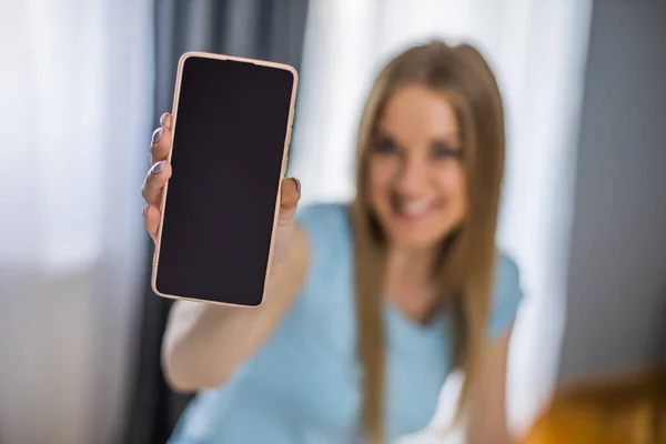 Mujer Joven Sosteniendo Teléfono Móvil Con Pantalla Blanco Para Anuncio —  Fotos de Stock