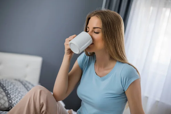 Hermosa Mujer Disfruta Beber Café Cama —  Fotos de Stock