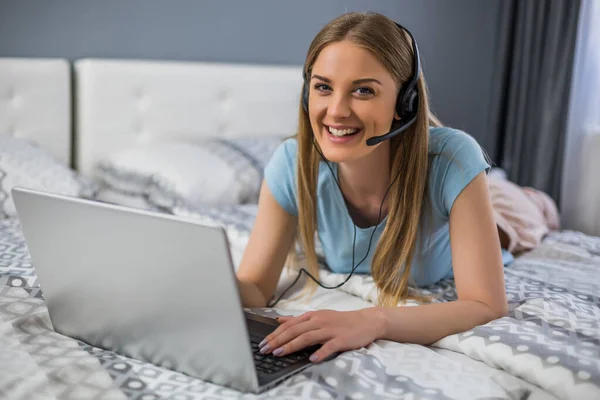 Mulher Bonita Com Fones Ouvido Gosta Usar Laptop Seu Quarto — Fotografia de Stock