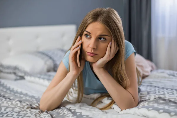 Tråkig Kvinna Pratar Telefon Medan Hon Sitt Sovrum — Stockfoto