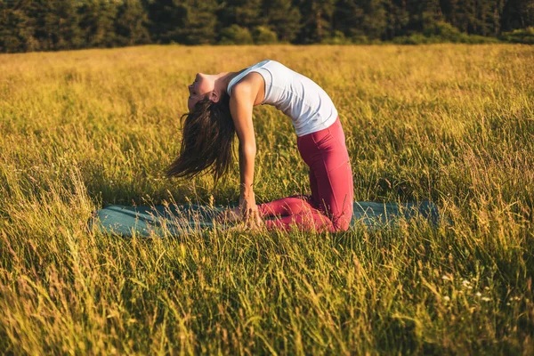 Hermosa Mujer Haciendo Yoga Naturaleza Ustrasana Avanzada Pose Camello —  Fotos de Stock