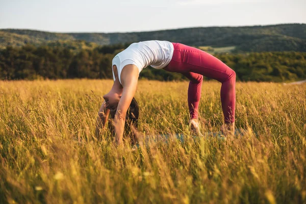 Mooie Vrouw Die Yoga Doet Natuur Urdhva Dhanurasana Boven Boog — Stockfoto