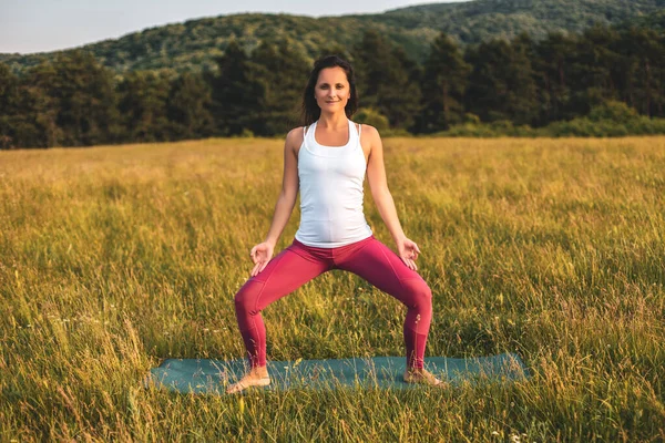 Vacker Kvinna Som Gör Yoga Naturen Gudinna Squat Pose Utkata — Stockfoto