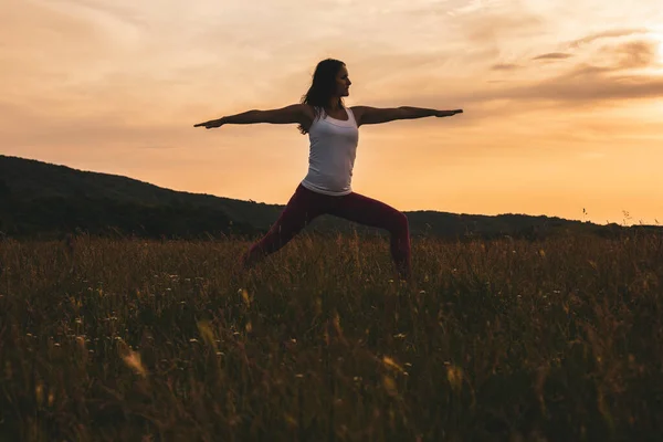 Silueta Una Mujer Practicando Yoga Virabhadrasana Warrior Pose — Foto de Stock