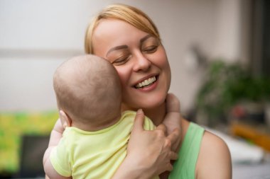Anne, neşeli küçük oğluyla vakit geçirmekten hoşlanıyor..