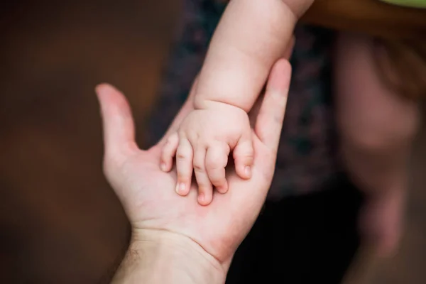 Imagem Perto Das Mãos Pai Seu Filho Bebé Segurarem Outro — Fotografia de Stock