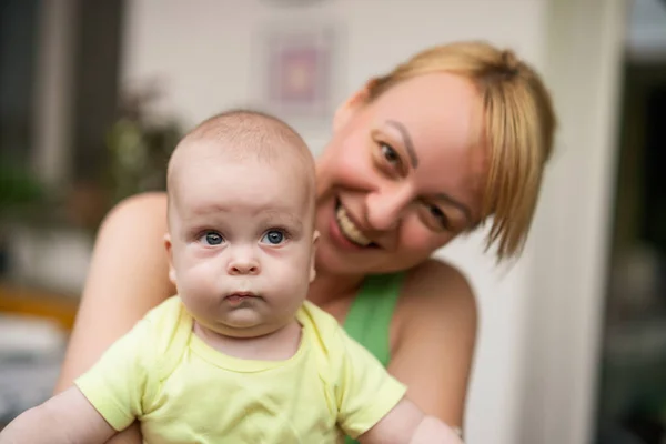 Mutter Genießt Ihren Kleinen Fröhlichen Jungen Halten — Stockfoto