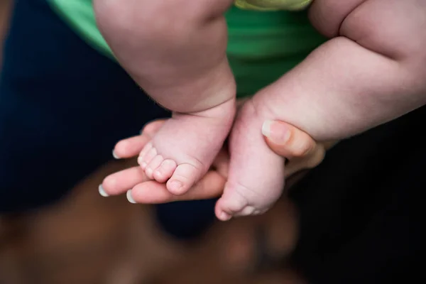 Bild Von Kleinen Babybeinen Den Händen Der Mutter Babyfinger Fokus — Stockfoto