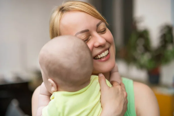 Moeder Geniet Van Tijd Doorbrengen Met Haar Kleine Vrolijke Baby — Stockfoto