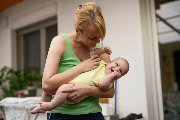 Mutter Genießt Ihren Kleinen Fröhlichen Jungen Halten — Stockfoto