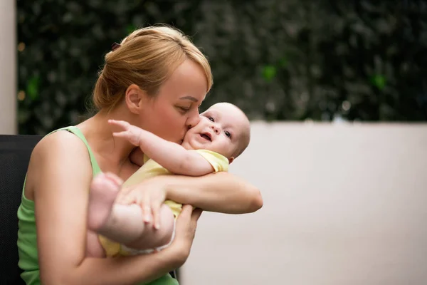 Madre Disfruta Sosteniendo Besando Pequeño Niño Alegre — Foto de Stock