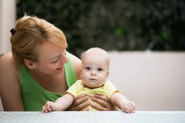 Mutter Genießt Die Zeit Mit Ihrem Kleinen Fröhlichen Jungen — Stockfoto