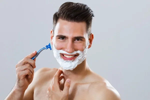 Hombre guapo afeitándose la barba — Foto de Stock