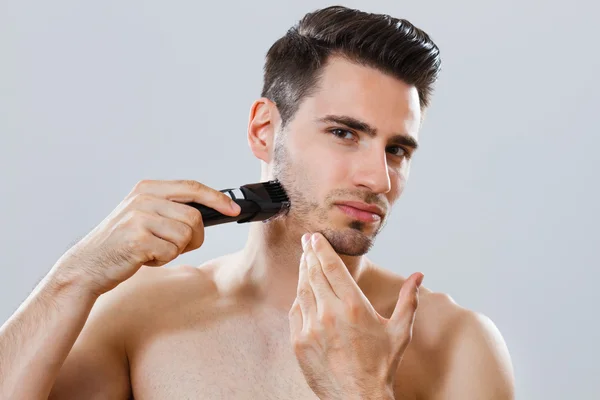 Bonito homem barbear sua barba — Fotografia de Stock