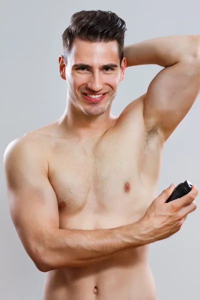 Uomo che utilizza deodorante — Foto Stock
