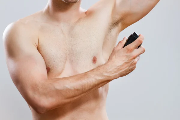 Muž používající deodorant — Stock fotografie