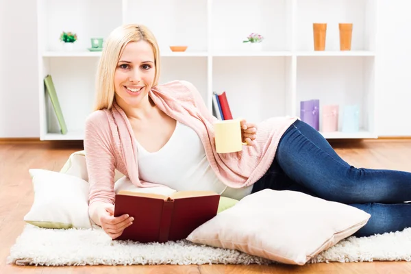 Donna godere nel suo tempo libero libro di lettura — Foto Stock