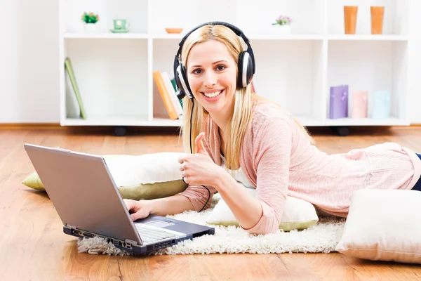 Vrouw met hoofdtelefoon geniet van muziek — Stockfoto