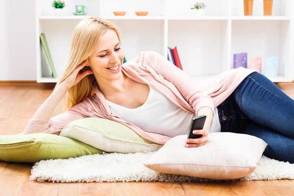 Mulher falando no celular em sua casa — Fotografia de Stock