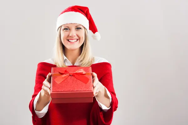 Ragazza in cappello di Babbo Natale con regalo di Natale — Foto Stock