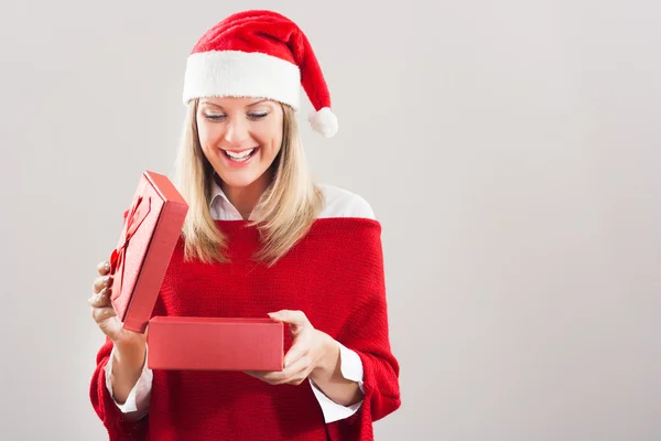 Meisje in kerstmuts met een gift van Kerstmis — Stockfoto