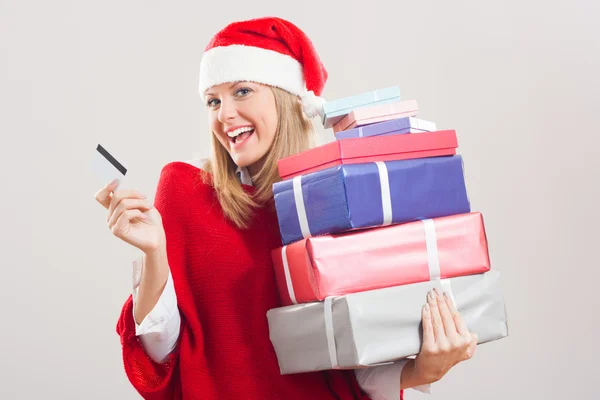 Mujer con tarjeta de crédito y regalos — Foto de Stock