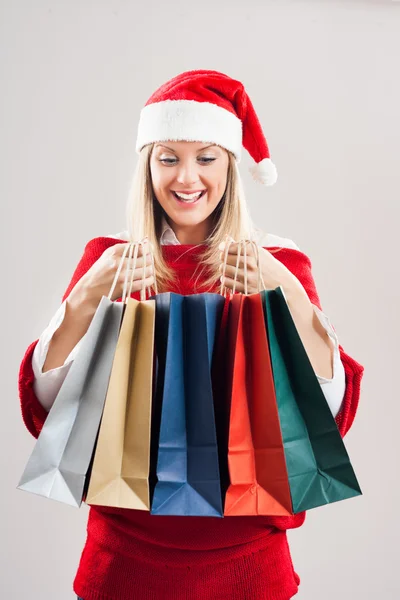 Mujer disfruta de las compras de Navidad, sosteniendo bolsas —  Fotos de Stock