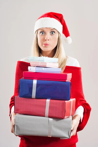 Chica en el sombrero de Santa con regalos de Navidad — Foto de Stock