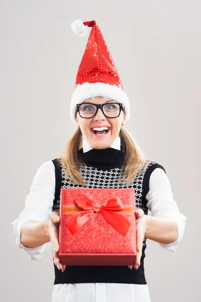 Nerd Girl in cappello di Babbo Natale con regalo di Natale — Foto Stock